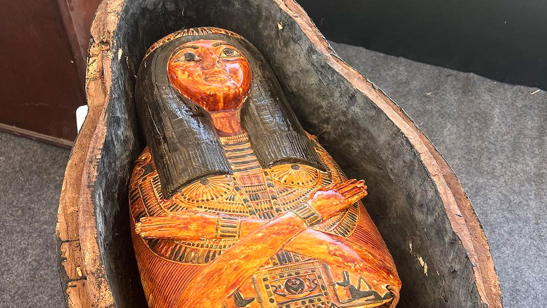 Sarcófago con una momia hallado en Egipto central.