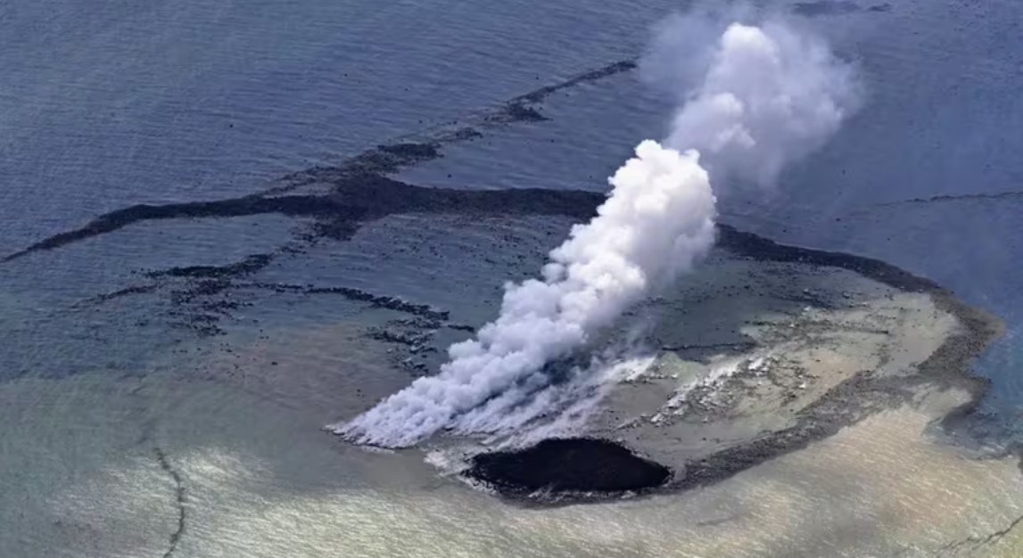 Vista aérea del volcán en erupción.
