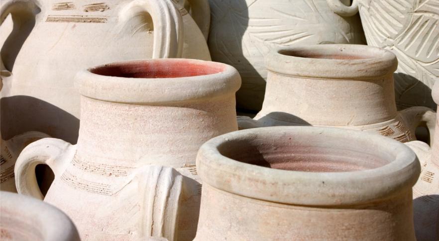Encuentran jarrones de 5 mil años con restos de vino en su interior