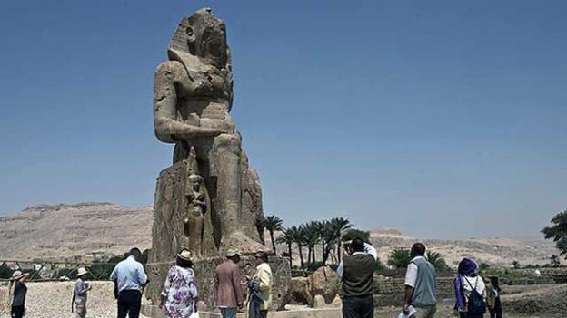 Descubren dos estatuas gigantes en Egipto-0